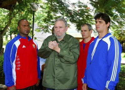 Fidel Castro vuelve a vestir la camisa militar después de cuatro años