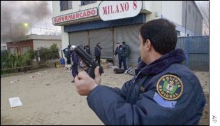 Vecinos de Montevideo cargan sobre la policía por matar a un hombre desarmado