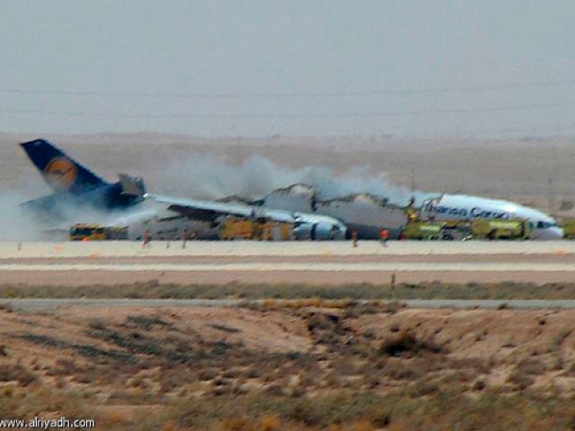 Se estrella avión de carga en aeropuerto de Arabia Saudita