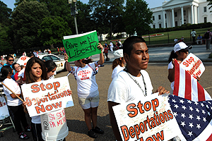 Niños piden a Obama que no deporten a sus padres en protesta ante Casa Blanca