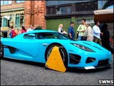 Londres: encepan auto de 2 millones de dólares por estar mal estacionado