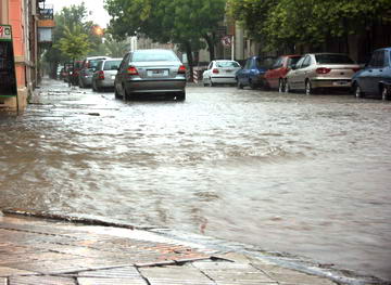Montevideo bajo agua; bomberos no da abasto