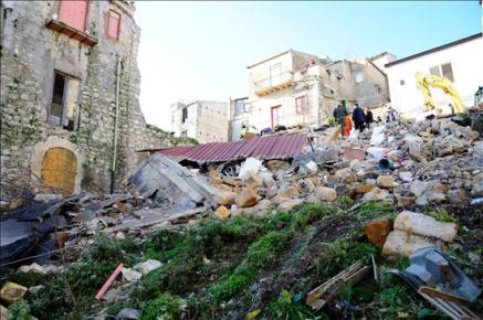 4 desaparecidos al derrumbarse edificio en Italia