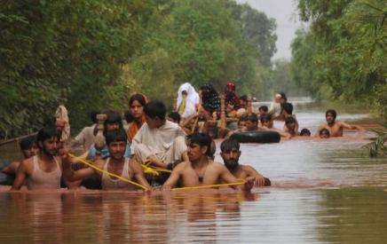 Catástrofe en Pakistán: 800 muertos, 150 desaparecidos y un millón de desamparados por inundaciones