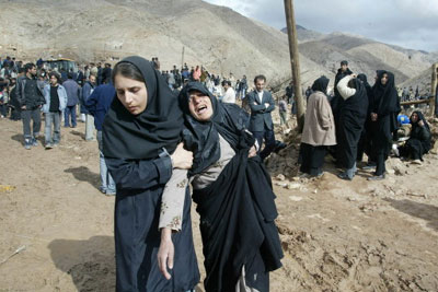 Irán: Más de 200 de heridos y cientos de casas destruidas por dos terremotos