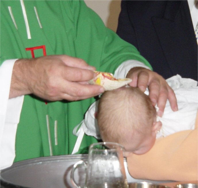 Sacerdote ahogó a bebé durante bautismo