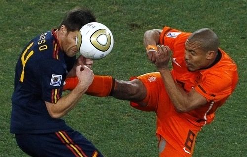 FIFA multa a España y Holanda por mala conducta en la final del Mundial de Sudáfrica