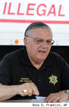 Ofrecen un millón de dólares por la cabeza del sheriff nazi de Arizona, Joe Arpaio