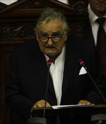 Mujica viajó a Colombia para la toma de posesión de Santos