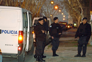 7 detenidos por secuestros express en Montevideo; la policía recomienda a las parejas que no busquen lugares oscuros en la rambla