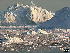 Gigantesco témpano se desprende de un glaciar de Groenlandia