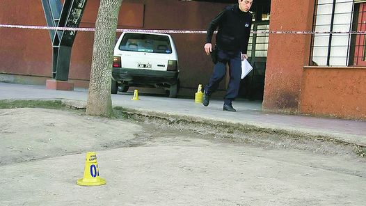 Un alumno le dio 5 cuchilladas a otro frente a la puerta del colegio en Argentina