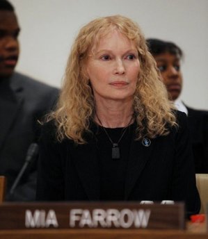 Diamantes sangrientos: Mia Farrow sepulta a Naomi Campbell junto al genocida
