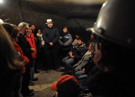El presidente de Chile pide ayuda internacional para rescatar a los 33 mineros atrapados
