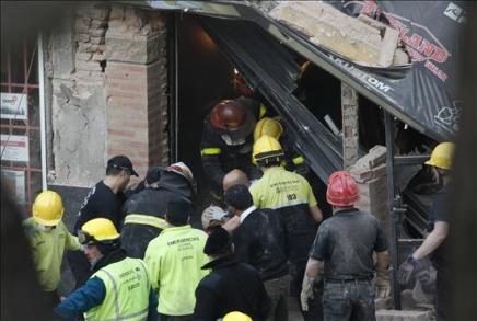 8 heridos y 15 atrapados al derrumbarse un edificio en Buenos Aires