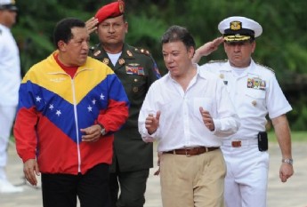 ¡Salud!...Las banderas de Colombia y Venezuela flamean juntas