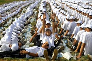 Chinos forman el dominó humano más grande del mundo