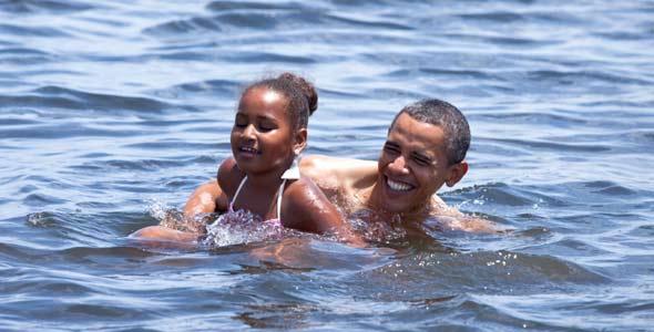 Barack Obama se dio un 'chapuzón' en las playas del Golfo de México para demostrar que están limpias