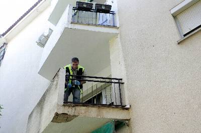 Misterio en Girona: una mujer muere tras caer desnuda de un cuarto piso