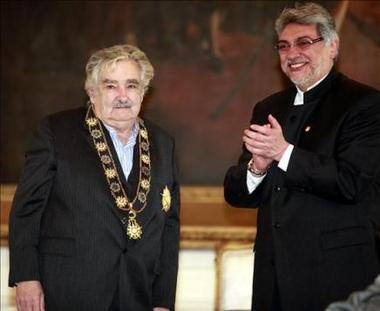 Condecoran a Mujica en la última jornada de su visita a Paraguay
