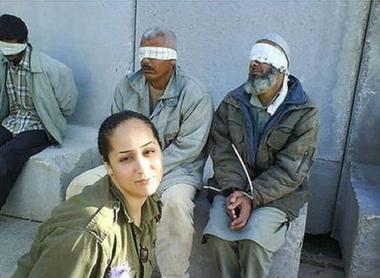 Conmoción por las fotos de una soldado israelí posando con presos palestinos