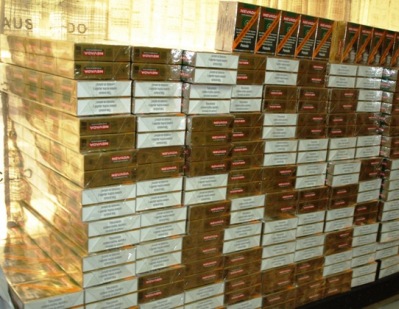 Aduanas halla gigantesco depósito en Las Piedras con miles de cigarrillos de contrabando