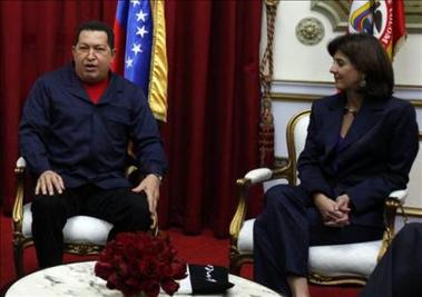 Chávez recibe a la canciller colombiana en el palacio presidencial de Miraflores