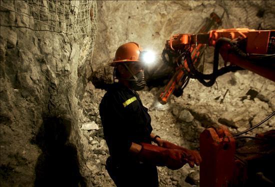 Una sonda llega cerca del refugio de los 33 mineros chilenos atrapados desde hace 17 días