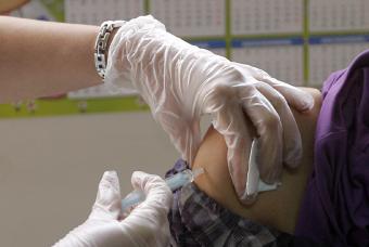 España: condenan a Salud Pública por no vacunar a una joven que sufrió amputación de ambos pies a causa de una meningitis fulminante