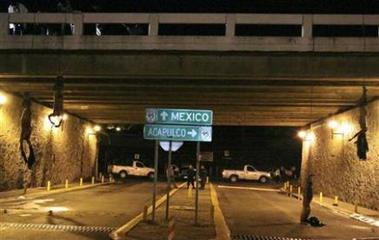 Cuatro hombres decapitados y colgados en un puente en México