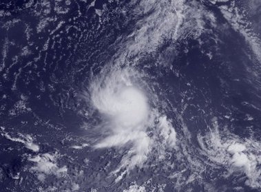 Danielle se convierte en huracán en el Atlántico y Frank amenaza a México