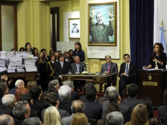 Argentina: gobierno acusa a Clarín y La Nación de "delitos de lesa humanidad" y "torturas"