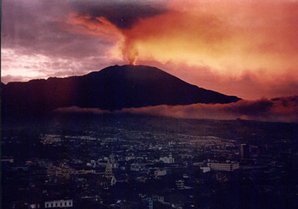 El volcán Galeras entra en erupción en Colombia