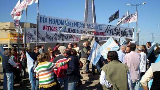 Los ambientalistas de Gualeguaychú votan hoy si vuelven al corte de ruta