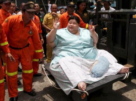 Una tailandesa de 274 kilos sale de su casa después de 3 años