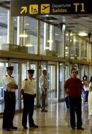Un preso se corta el pene en el aeropuerto de Barajas para evitar ser extraditado