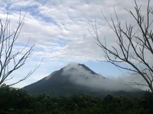 Erupciona en Indonesia volcán dormido durante 400 años