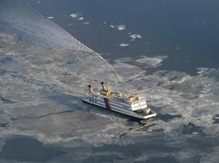 Rescatan a los 110 ocupantes de un crucero encallado en el Ártico canadiense