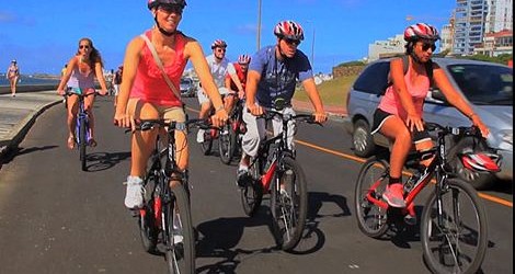 Por ley, uruguayos con casco, luces y reflectores para andar en bicicleta