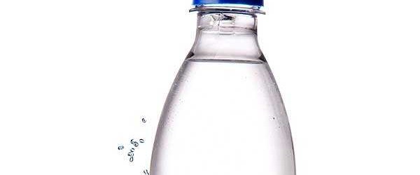 Un pueblo de Estados Unidos prohíbe vender o comprar agua en botellas de plástico