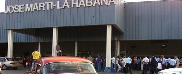Cubanos viajan sin permiso de salida