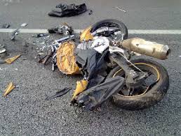 Un motociclista muerto y otro con pérdida de masa encefálica tras estrellarse contra bus por no respetar cartel de "Pare"