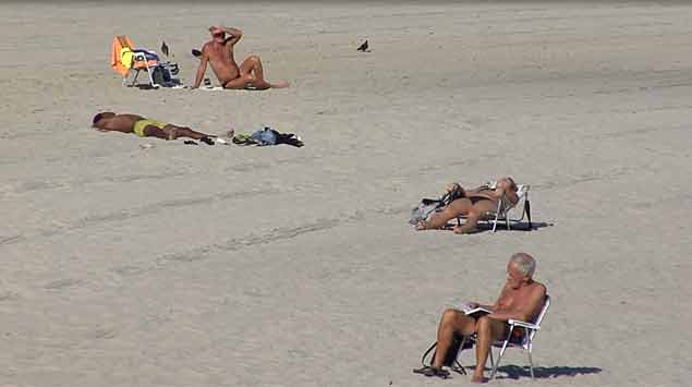 Los uruguayos no lo pueden creer: "pisan" el invierno y siguen yendo a la playa