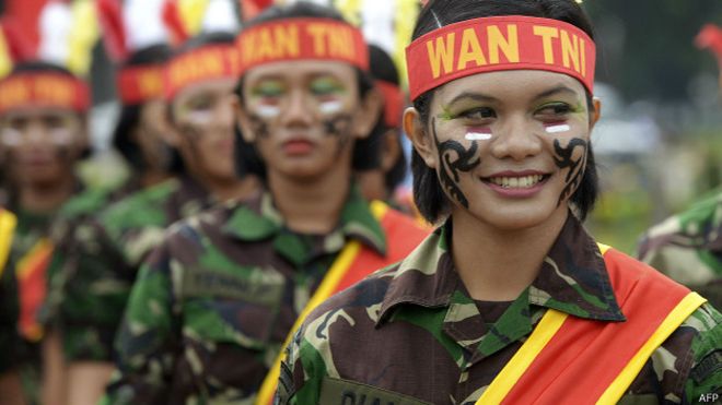 Dos dedos en la vagina y uno en el ano para entrar a las Fuerzas Armadas en Indonesia