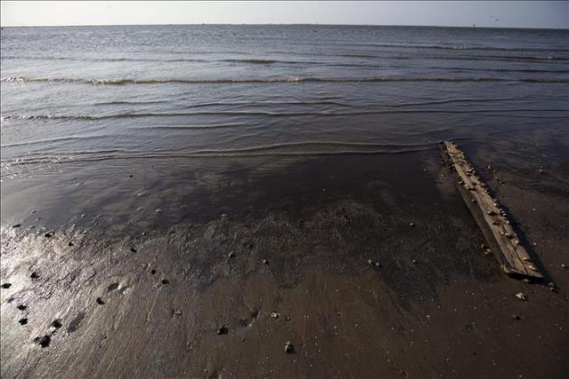 Estado de emergencia en California por vertido de petróleo en tierra y en el Pacífico