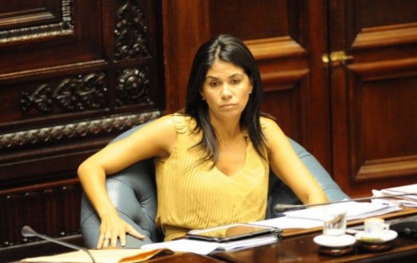 "Alcohol de la discordia": Senadora Verónica Alonso enfurece a sus correligionarios blancos por su "buena relación" con Tabaré Vázquez