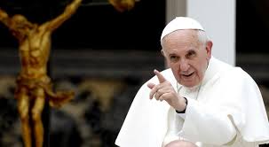 Papa recomienda a los padres: Dos o tres palmadas en el traste no vienen mal