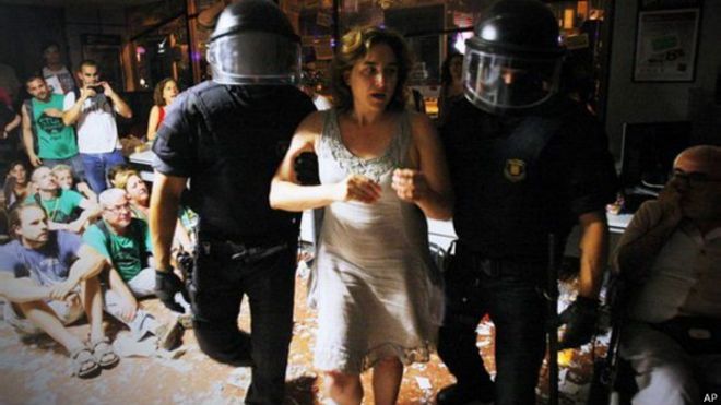 Ada Colau, la mujer arrastrada por las calles por la policía ahora será alcaldesa de Barcelona