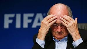 Blatter se esconde y cancela discurso para evitar aparecer en público por el escándalo en la FIFA