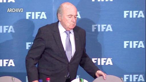 Blatter ignora las presiones para que renuncie a la FIFA